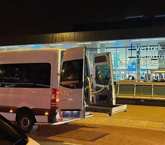 Rolstoelbus bij Schiphol voor reizigers uit Oss